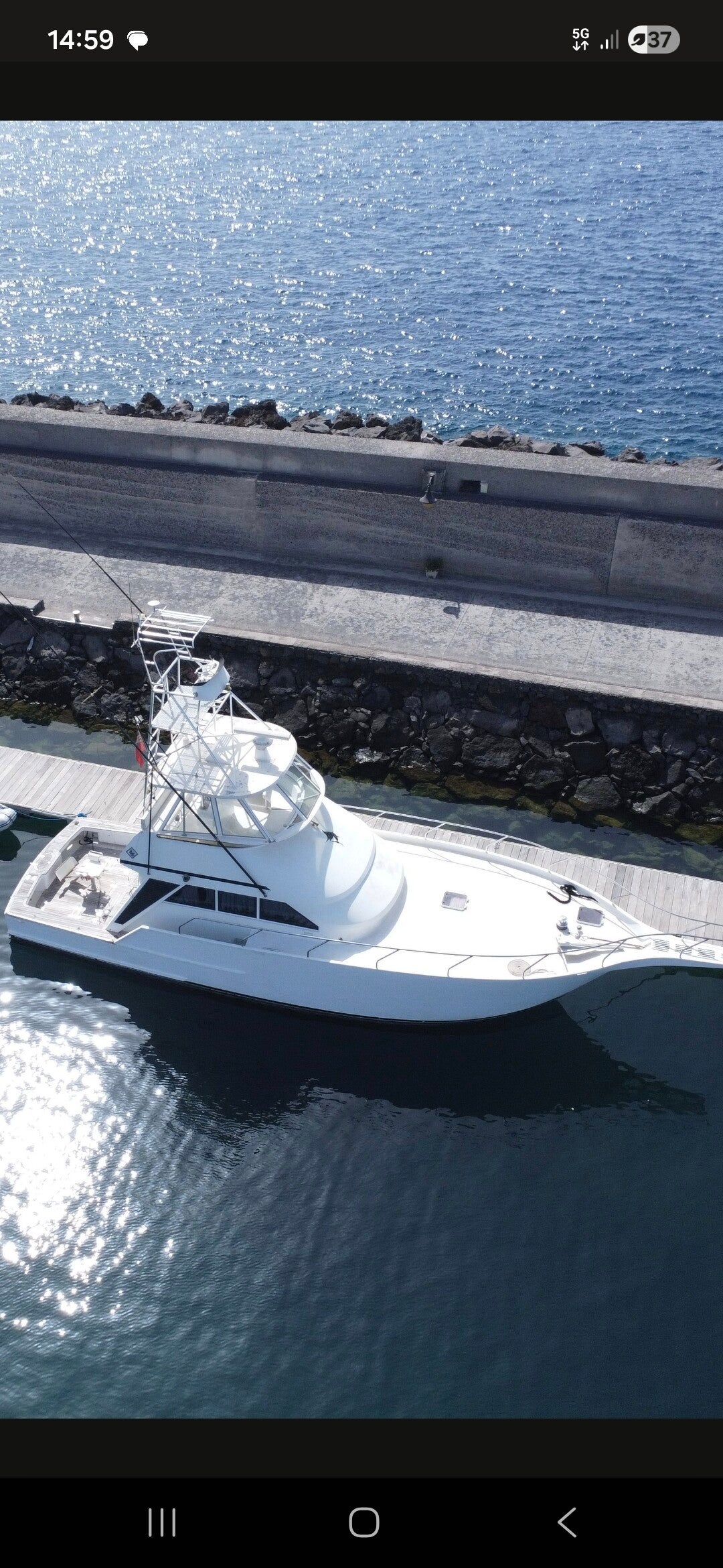 Yate blanco en puerto, custodia de embarcaciones en Lanzarote