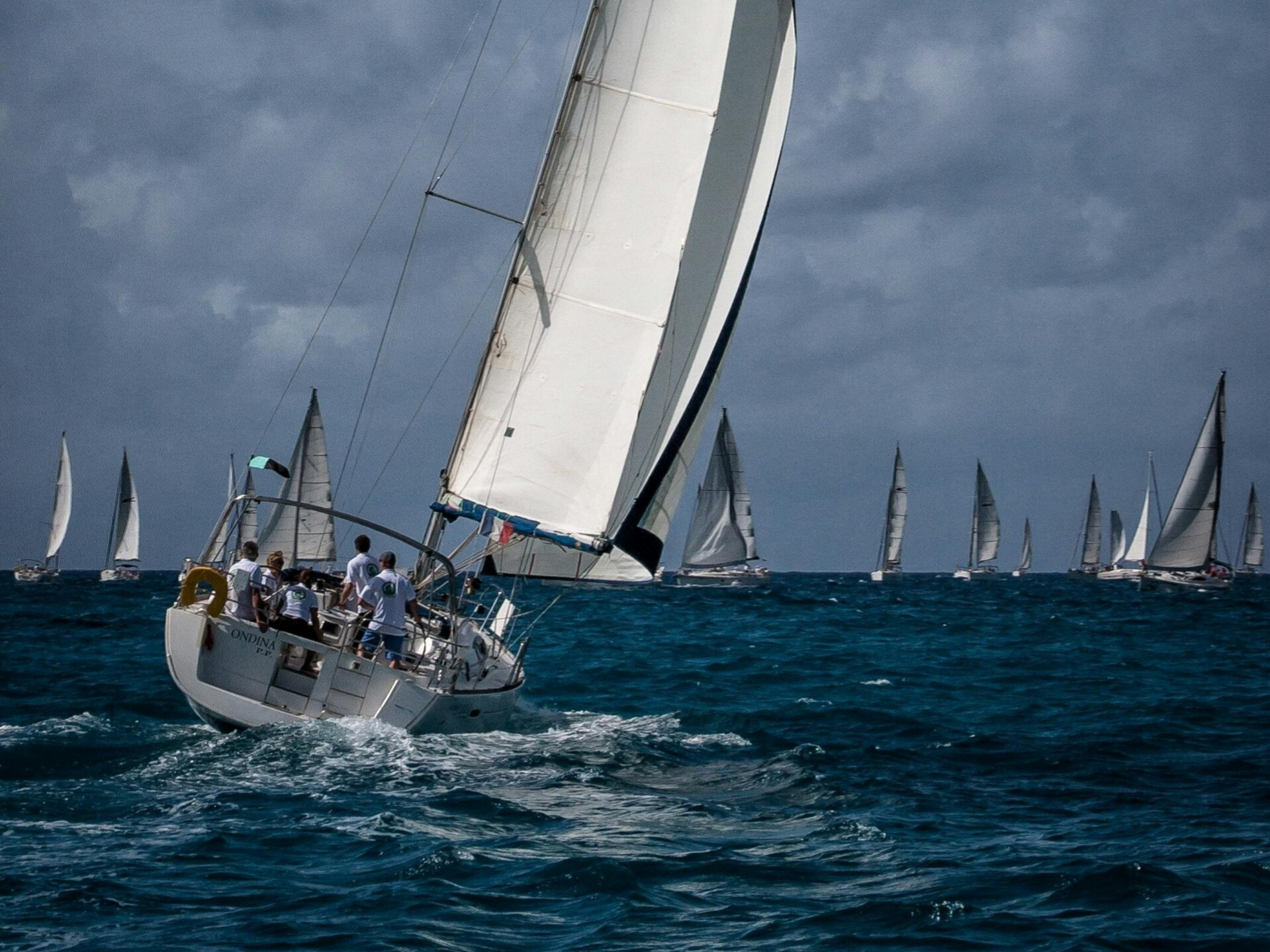 Velero navegando en travesía, traslados con patrón y tripulación